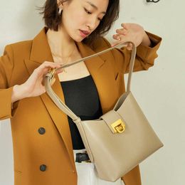 Trendy 2024 Womens Bag High End Water Bucket Big Cowhide Oblique Straddle Street Fashion True Leather