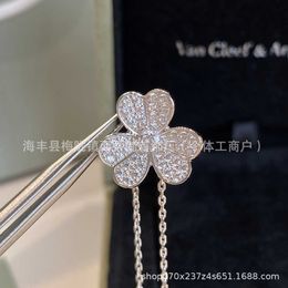 Designer Brand Van High Edition Lucky Diamond Clover Necklace for Women 925 Silver Full Precision Petal Pendel med krage kedja