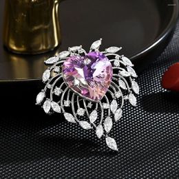 Brooches High-end Luxury Delicate Pink Heart Brooch Light Micro-inlaid Zircon Creative Corsage Dress Suit Accessories Button Pin