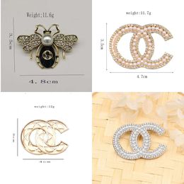 Design Famous Gold Bee Letters S Desinger Brooch Women Rhinestone Pearl Letter Brooches Suit Pin Fashion Jewellery Clothing Decoration Accessories Gifts es uit