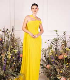 Elegant lång gul chiffong aftonklänningar med bandhölje en axel veckad golvlängd dragkedja tillbaka balklänningar för kvinnor