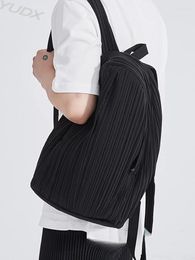 Shopping Bags 2024 Fall Miyake Pleated Bag Large Capacity Lightweight Shoulder Fashion American Retro Line Sense Trendy Backpack Men