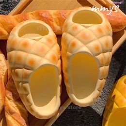 Designer slipper Bread Slippers Room Shoes Famous Sandals Womens Summer New Lightweight Thick Soft Bottom Wear Resistant Slip-on Fashion