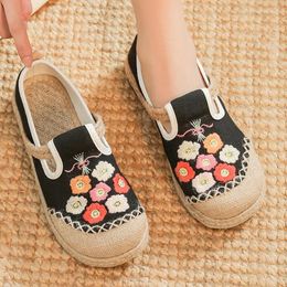 Casual Shoes Women's Embroidered Loafers Handmade Flowers Breathable Spring Autumn Flat Heel Round Toe Non-slip Comfort