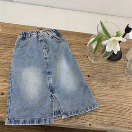 Корейская детская джинсовая юбка высокая талия сплит для девочек в средней длине юбки ретро простая общечатая детская одежда 240516