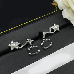 Eleganckie kolczyki stadninowe luksusowy projektant kryształowy liter c dangle perl star urok 18k złoto 925 Silver Pleated Ear Stunki Kolczyki Women Wedding Party Fashion Biżuteria