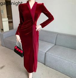 Casual Dresses Gaganight Women V Neck Light Mature Sexy Socialite Velvet Dress 2024 Winter Slim Fit High Waisted French Mid Length