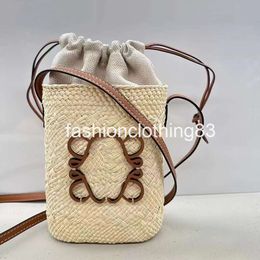 Berühmte Designer -Eimer -Tasche Frauen Gras gewebt Crossbody Bag Liebe ausgehöhlte Strohbeutel Mini -Tasche Mode Strand Handtasche Handy Handy Tasche Sommer Sommer