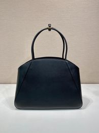 A handbag with large capacity and space, simple yet practical