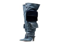 Botas de jeans de joelho da moda Sapatos jeans pontuais para mulheres bolso de bolso no salto fino Banquete de pista moderna BONOTO LONGO BOTA8771867