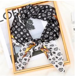 Toppdesigner Kvinna Silk Scarf Fashion Letter Pannband Märke Small Scarf Variable Headscarf Accessories Activity Gift 70x70cm