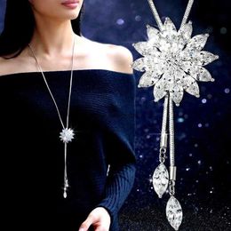 Pendant Necklaces Vintage Fashion Crystal Snowflake Pendant Necklace for Women Zircon Flower Long Sweater Chain Winter Jewelry Accessories Gift Y240420