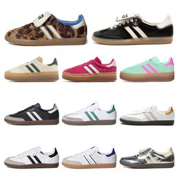 2024 Originals Handball Spezialjean sambaba Casual Shoes for Mens Women Designer Core Black Navy Gum Chalk White Light Blue Platform Sneakers