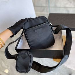 Black Zipper Postman Nylon Bags Fashion Mens Triangle Crossbody Bags Womens Mini Messenger Shoulder Bag Mobile Phone Purse Letter p