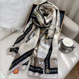 2025 Fashion Designer Scarf Ladies Luxury Silk Scarf Classic Spring 180-90 Sciarna di seta morbida Donne di alta qualità Scialo 20