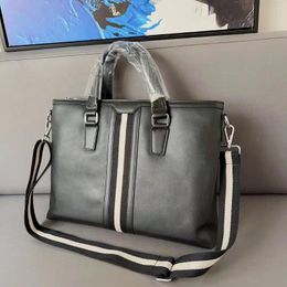 Duffel Bags Luxury B Style Briefcase Bag Fashion Design Business Causal Men Leather Shoulder Handbag Large Capacity Computer