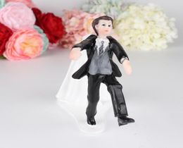 FEIS creative westen style cake decoration wedding Favours bride hold groom resign doll1851514