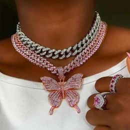 Pendant Necklaces Pink Blue Clear Crystal Butterfly Pendant Miami Curb Cuban Chain Choker For Women HipHop Cuban Link Chain Necklace Ice Y240420