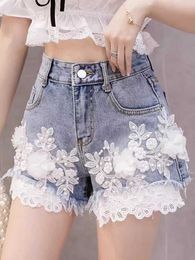 Frauenshorts 2023 Frau Modetrendy sexy hohe Taille Blumen -Applique Jeans Shorts mit einem Hem Y240420