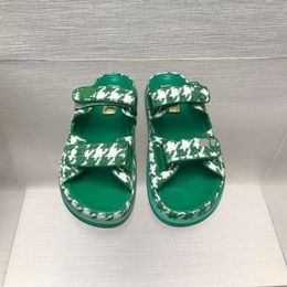 Guangzhou Xiaoxiangjia Spring/summer Classic Velcro Pearl Button Weaving Beach Sandals Versatile Comfortable Slippers