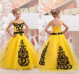 New Yellow Girls Pageant Dresses Jewel Neck Short Cap Sleeves Black Lace Appliques Tulle Floor Length Flower Girl Birthday Party D4679284