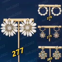 Designer Jewelry Pearl Petal Ear Stucchette Crystal Flower Orecchine Accessori per gioielli con alimentazione per borse per polvere originale