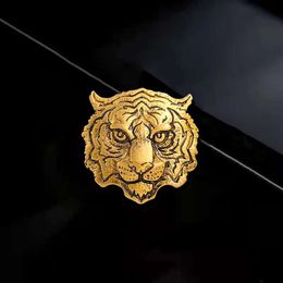 Retro Vintage Tiger Head Brooch Gold And Silver Two Colour Animal Clothing Electroplating Corsage For Women and Men 240418