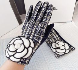 Five Fingers Gloves Brand Designer Winter Warm Plus Velvet Thicken Touch Screen Cashmere Mittens Grid Big Flower For Womeninvierno8485300