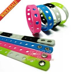 Bangle 18CM Random 100PCS 17 Colors Silicone Wristbands Soft Bracelets Bands for Shoe Charms Charms Braclets Kids Party Gifts