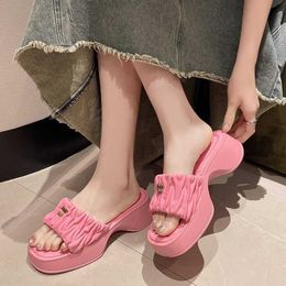 Little fragrant Barbie pink slippers female summer wear 2024 new soft cotton bottom thick bottom fold cloud beach sandals Trend style ins style L240422 2