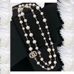 2022 Fashion sweater necklace luxury long pendant necklaces classic style Strands strings elegant pearl chain letter double layer 256e