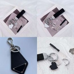 Wallet Designer Leather Vintage Ring Black Triangular Enamel Portachiavi Valentine S Day Gift Fashion Key Chain Couple Style PJ056 C23 tyle