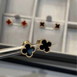 Designer Brand Fashion High Version Van Small Four Leaf Clover örhängen Kvinnlig guld förtjockad 18K Rose Gold Plated Natural Black Agate White Fritillaria Jewelry