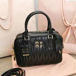 Fashion Miumiubag Matelasse Bowling Hand Bags Mens Wrinkle Leather Pochette Womens Designer Bag Luxury Crossbody Tote Travel Clutch Shoulder Sling Bag Strap 393