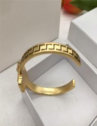 Mens Hip Hop Bracelet Designer For Women Gold Bracelets Men Bangle Fashion Letter V Jewelry Luxurys Designers Wristband Retro Brac2449849