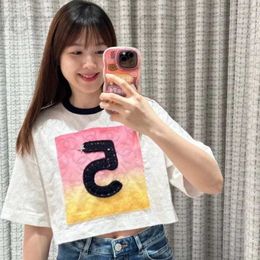 Frauen-T-Shirt-Designerin Shenzhen Nanyou 24 Spring Neue Nummer 5 White Hohlhöhle Loose Short Sleved T-Shirt Gradientenfarbe 1B95