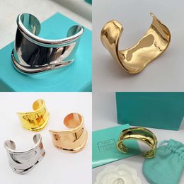 Designed New Titanium Steel Medium Bone Cuff in Sier T-letter Irregular Shiny Wide Face Women Bracelet Designer Jewelry B02df14 Shy