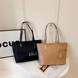 Bolsa de designer de moda Letters de verão Design de logotipo feminino de grande capacidade Casual Bolsa de praia de ponta de duas cores 7A Bolsa de zíper interior de qualidade de zíper 2024