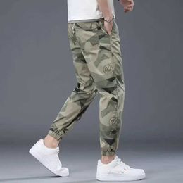 Calça masculina gelo seda calças de seda de verão de estilo fino de estilo frouxo com calças de comprimento de comprimento Camo pi shuai esportes casuais calças cortadas y240422