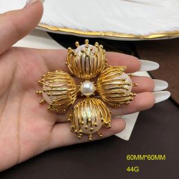 Jewellery Goldplated retro fashion niche design stamen hollowed out wrapped horse shell pearl temperament brooch noble Jewellery