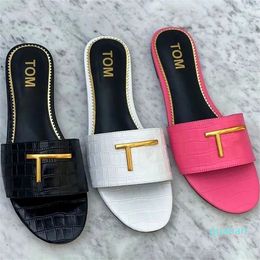 2024 New fashion Sandals Designer Women's black flip flop men Rubber Flat Sliders luxury sandale Hotel Mule Slide Summer loafer Beach Slippe