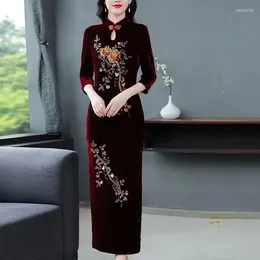 Casual Dresses Noble Temperament Embroidered Flowers Golden Velvet Spring Aautumn Retro Cheongsam Banquet Women Slim Split Knee-Length Dress