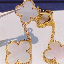 Fashion Van Four-Leaf Clover Ear Studs örhängen Guldtjockad plätering 18K Rose White Fritillaria Double Jewelry