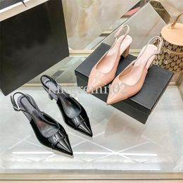 Designer Sandals Donne Domande scarpe caviglia Sandali tacco sandali Slingbacks Pompe Slifori in pelle di brevetto
