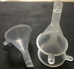 Plastic Mini Small Funnels for Perfume Liquid Essential Oil Filling Empty Bottle Packing Tool Refillable Tool 100pcslot2591346