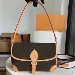 Tote bag high definition Cross body popular vintage French stick womens antique leather flap underarm single Diane woven strap postman