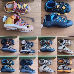 Tasarımcı Kids Sandalet Slaytlar Yeni yürümeye başlayan çocuklar Klasik Ayakkabı Yaz Sandal Bebekler Erkek Çocuklar Çocuklar Gençlik Bebek Sandal Sandalet Spor Ayakkabı X0WF#