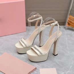 Le pantofole di sandali da donna di lussuoso master e tacchi alti sono progettati con un distributore di acqua di diamanti Schlumberger per la moda