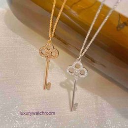 Luxury Tiffenny Designer Brand Pendant Necklaces V Gold T Family Heart Crown Key Necklace Collar Chain Versatile Womens Sweater Simple Fashion Light