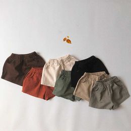 Shorts Childrens Summer Shorts med solid elastisk midja och strandfickor som är lämpliga för 7m-7t barns avslappnade lösa koreanska kläder H240423